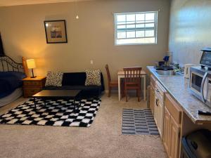 EmERALD loft studio SWiMMiNG pool kitchen DwNTwN