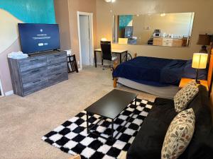 EmERALD loft studio SWiMMiNG pool kitchen DwNTwN