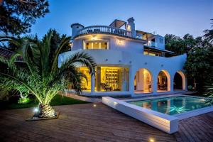 Luxury Villa with Private Pool Rooftop Jacuzzi
