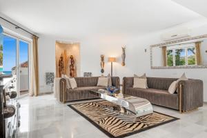 Luxury Villa with Private Pool Rooftop Jacuzzi
