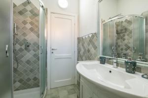 Charming Cottage with Terrace - 300m from the Beach - Private Parking