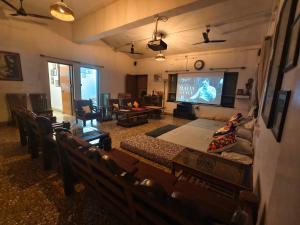 The Castle Villa,4BR Family Retreat , Projector,Free Parking,MTDC Approved