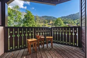 Apt DryadesD92 Near Lift: Duplex, Views, Balcony, Sleeps 5 - Happy Rentals