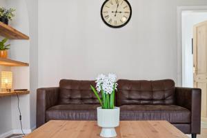 Beautiful 2 Bed House with Parking in Birmingham