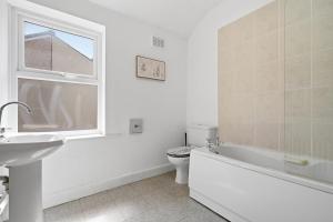 Beautiful 2 Bed House with Parking in Birmingham