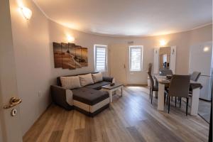 Sunray Guest House, Private Rooms & Apartment with Lovely Sea View