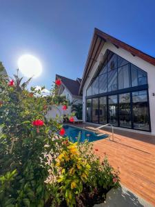 Brownhaus Luxury 2BR Chalet with Pool in Paje