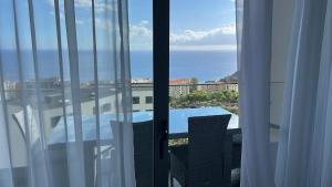 Madeira Mar - Seaview- Top Floor Apartment with Rooftop Pool
