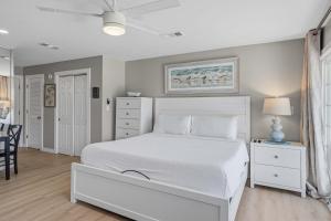 Newly Remodeled Studio with King Bed Queen Sleeper Sofa and Full Kitchen - Walk to the Beach With Beach Service Included