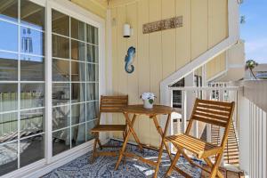 Newly Remodeled Studio with King Bed Queen Sleeper Sofa and Full Kitchen - Walk to the Beach With Beach Service Included