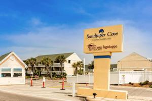 Newly Remodeled Studio with King Bed Queen Sleeper Sofa and Full Kitchen - Walk to the Beach With Beach Service Included