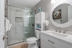 Newly Remodeled Studio with King Bed Queen Sleeper Sofa and Full Kitchen - Walk to the Beach With Beach Service Included