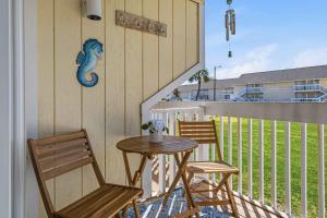 Newly Remodeled Studio with King Bed Queen Sleeper Sofa and Full Kitchen - Walk to the Beach With Beach Service Included