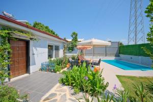 Aloanda Holiday House with Swimming Pool