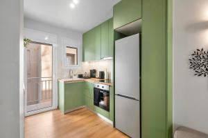 Spacious 65m 2BR Apartment near Marina Zeas