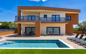 Gorgeous Home In Galizana