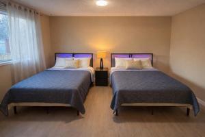 Airport 4BR2BA Mainfloor Suite 1min walk to bus stop