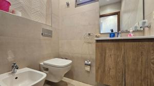 Chic 2BR App in City Center w Wi-Fi, AC