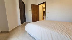 Chic 2BR App in City Center w Wi-Fi, AC