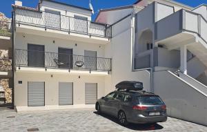 Lovely Apartment In Metajna With House Sea View