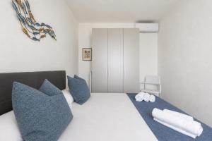 Sea View Terrace - Free Parking - Modern Apt for 4 guests