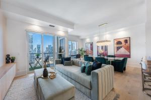Regalia Skyline Penthouse - CN Tower Views, Downtown Toronto
