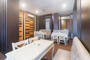 RedDoorz at Hotel Istana Permata Ngagel Surabaya