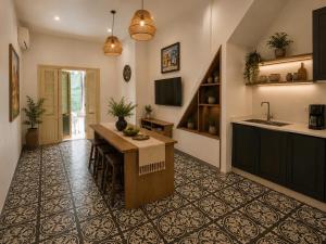 Old Quarter Artist House 5BR Perfect for Group by Anamoi Villa