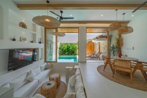 Maiora Hills - Chic 2BR Villa in Central Canggu, 4 Mins to Beach!
