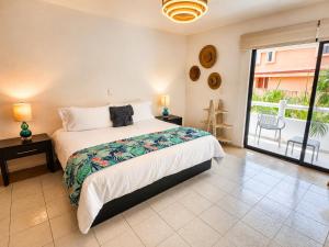 Beachfront condo with loft and sea views