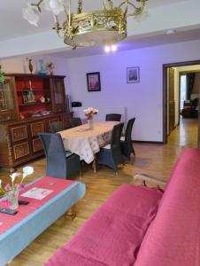 Ruim Appartement, frontaal Zeezicht, 2 slaapkamers, privé Parking mogelijk