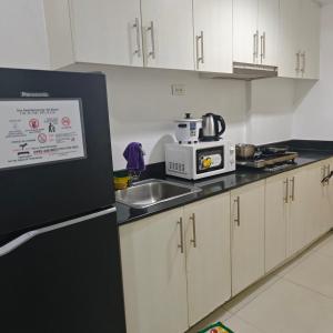 Sea Residences by Fernan 5-Min Walk to MOA Netflix Fast Wi-Fi Pool View
