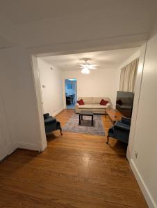 Entire Upper Floor Dual-Suite • Walk to Loop
