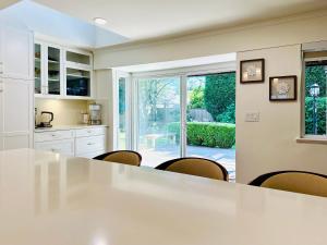 4BR 3BA Family Home - West Side - Free Parking & Pets