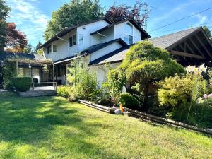 4BR 3BA Family Home - West Side - Free Parking & Pets