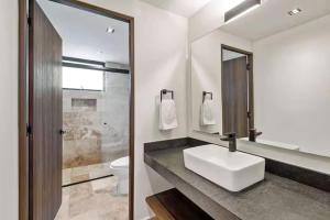 Chic Jungle 1BR - Balcony Priv Pool Steam & Gym