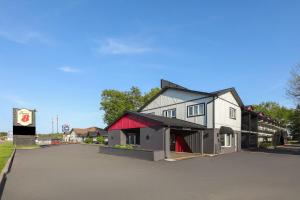 Super 8 by Wyndham Gananoque - Country Squire Resort