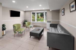 Super 8 by Wyndham Gananoque - Country Squire Resort