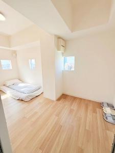 Shinjuku Kabuki Youth Hostel#New Sunshine Room#50 second walk from Higashi Shinjuku subway#Automatic locking door at entrance#新宿1