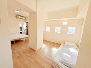 Shinjuku Kabuki Youth Hostel#New Sunshine Room#50 second walk from Higashi Shinjuku subway#Automatic locking door at entrance#新宿1