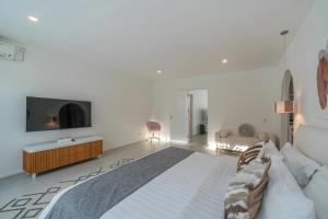 Weiss Berawa - Chic 3BR Villa with Pool, 5 Minutes to Berawa Beach