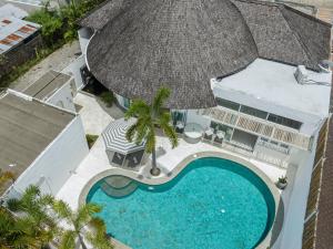 Weiss Berawa - Chic 3BR Villa with Pool, 5 Minutes to Berawa Beach