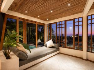 Gorgeous 2-BR Penthouse with Views