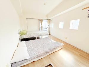 Shinjuku Kabuki Youth Hostel#New Sunshine Room#50 second walk from Higashi Shinjuku subway#Automatic locking door at entrance#新宿12BK