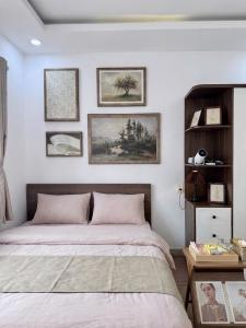 VIntage room has balcony in the central