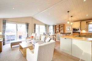 Little Gem Lodge with Hot Tub