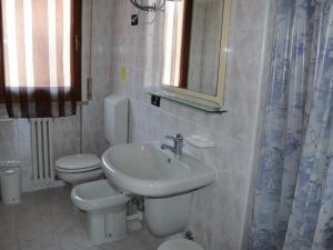 Holiday apartment near the lake, shared swimming pool
