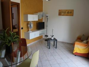 Holiday apartment near the lake, shared swimming pool