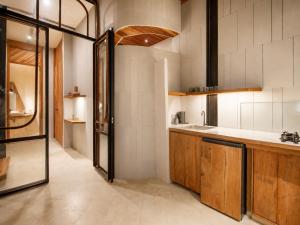 Modern 1-BR Loft with Art Deco Style Shared Pool