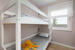 Family Apartment with 2 Bedrooms and Balcony Near the Port by Noclegi Renters